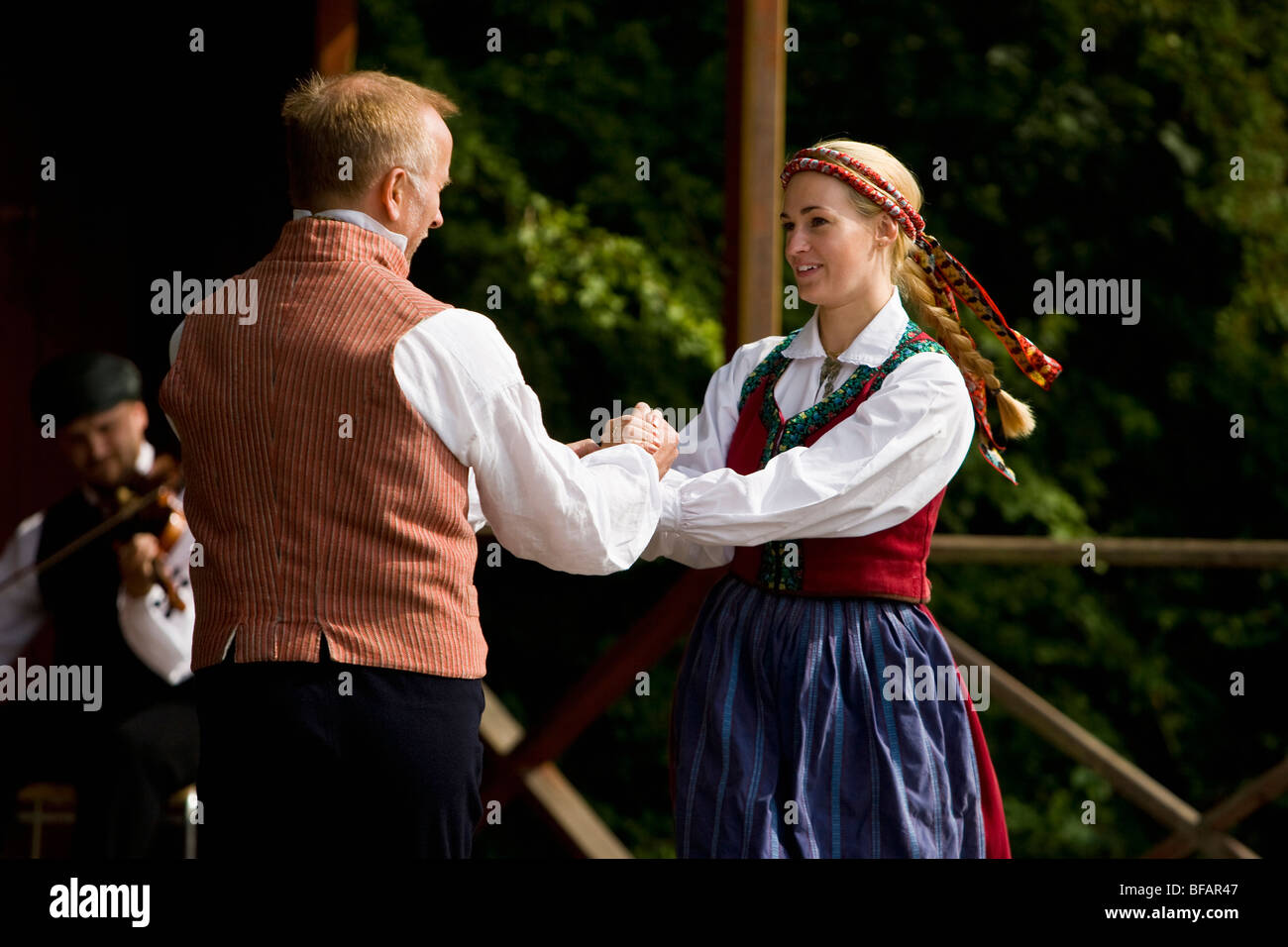 Volkstänzer und Musiker in traditioneller Kleidung in Skansen Open Air Museum, Stockholm, Schweden Stockfoto