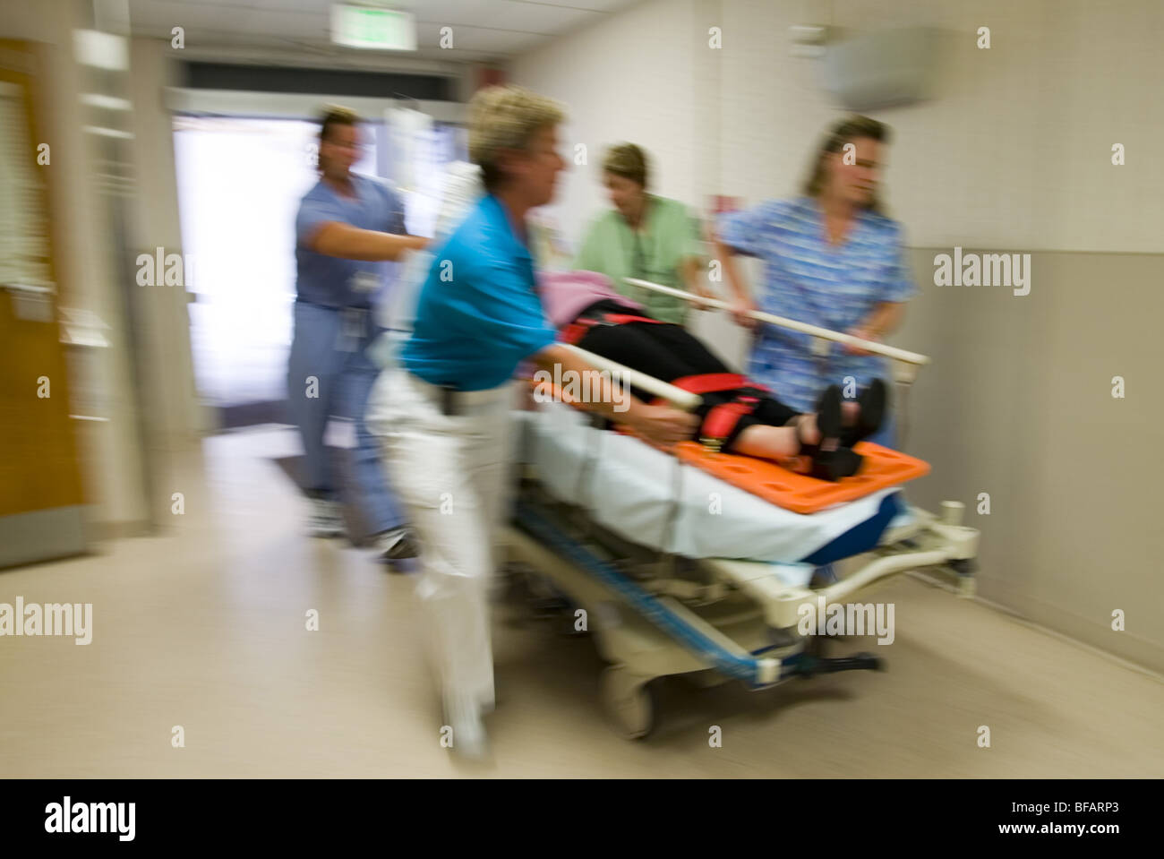Notaufnahme, Sanitäter eilen Patient OP-Saal. Stockfoto