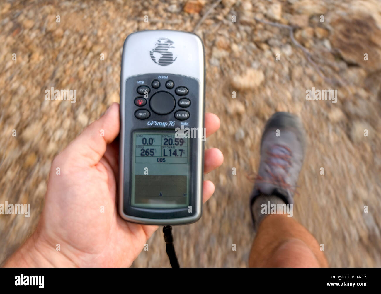 Mit Blick auf ein GPS beim Wandern. Stockfoto