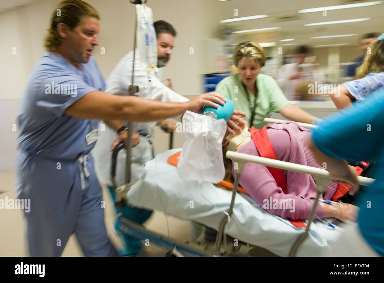 Notaufnahme, Sanitäter eilen Patient OP-Saal. Stockfoto