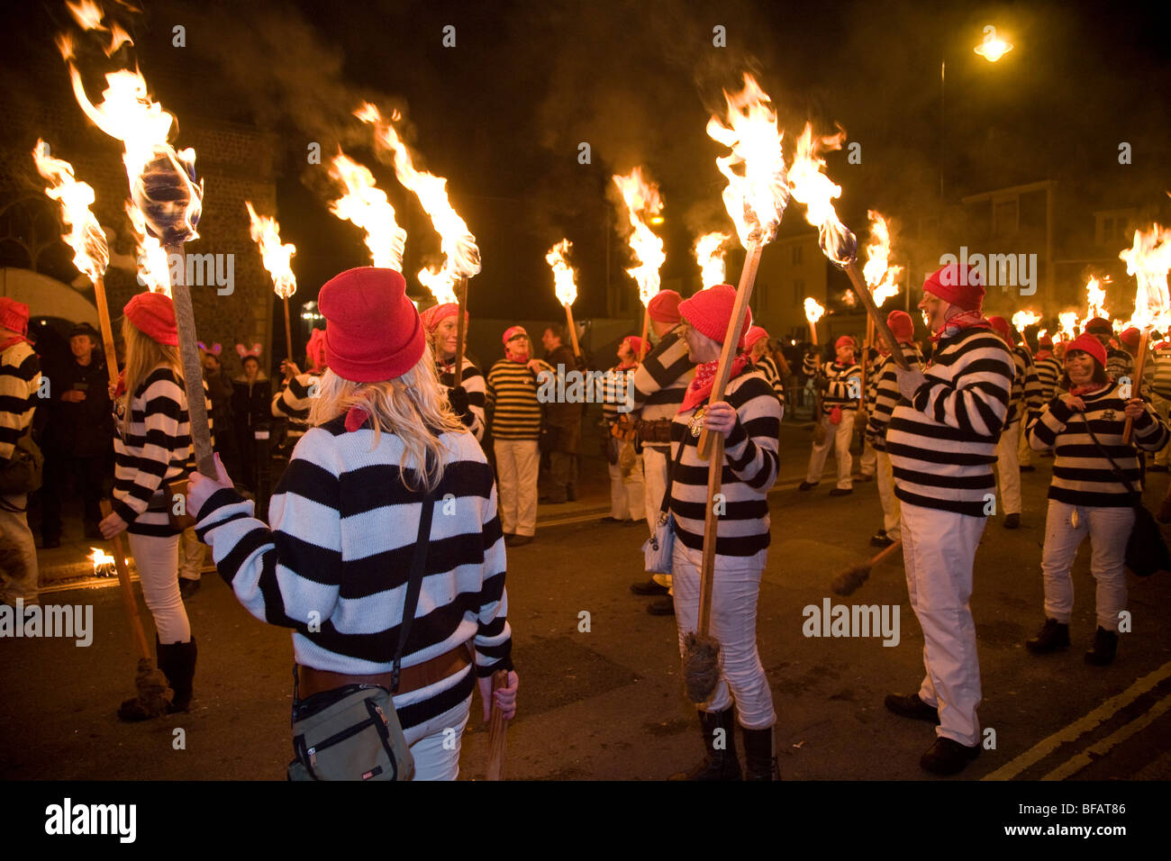 Mitglieder einer Fackel beleuchtet Feuer Prozession Pause vor dem Marsch durch die Straßen von Lewes auf Bonfire Night, 5. November. Stockfoto
