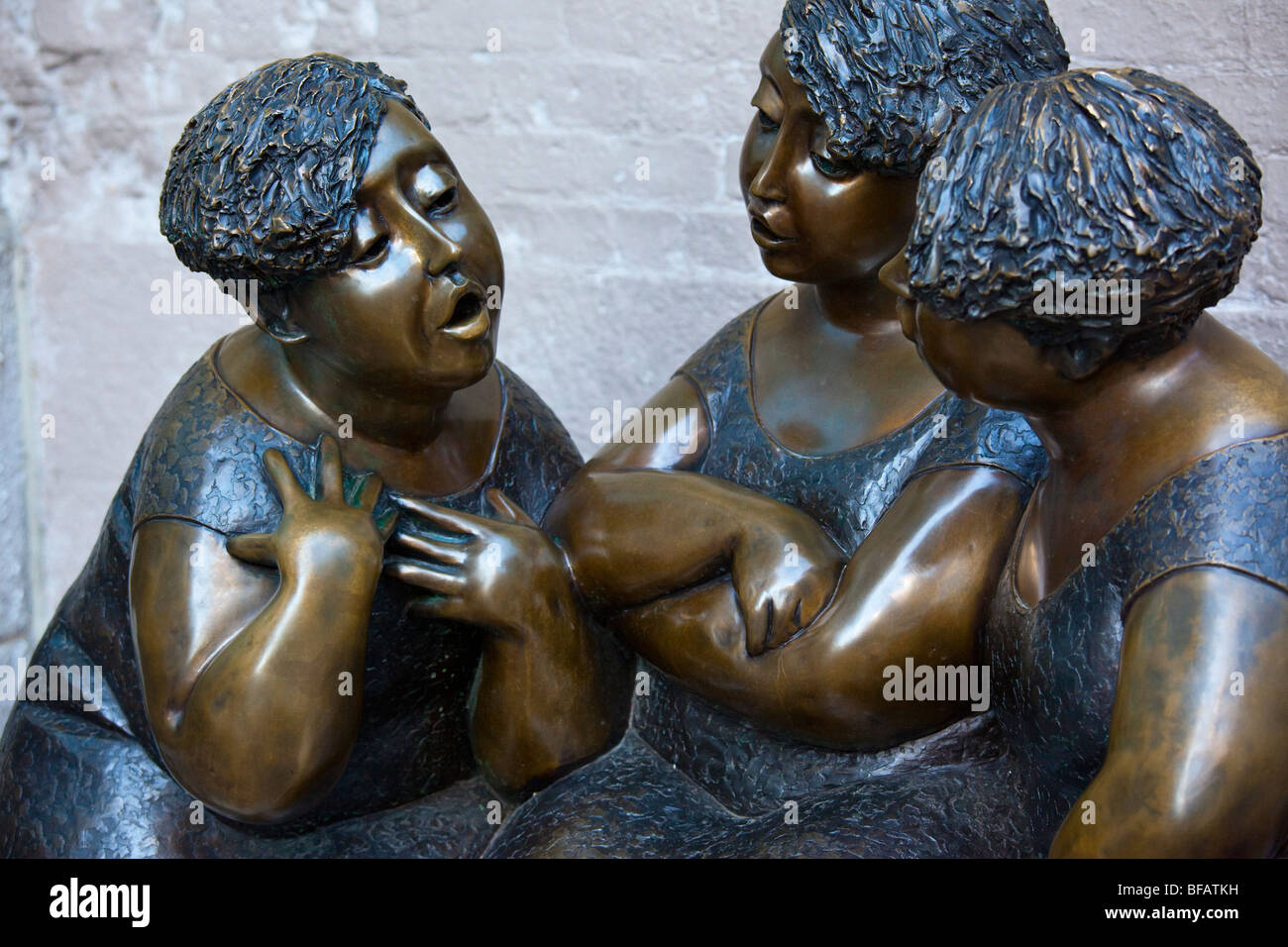 Skulptur Bronze Kunst im öffentlichen Raum mit dem Titel Les Chuchoteuses von Rose Aimee Belanger in Old Montreal Kanada Stockfoto