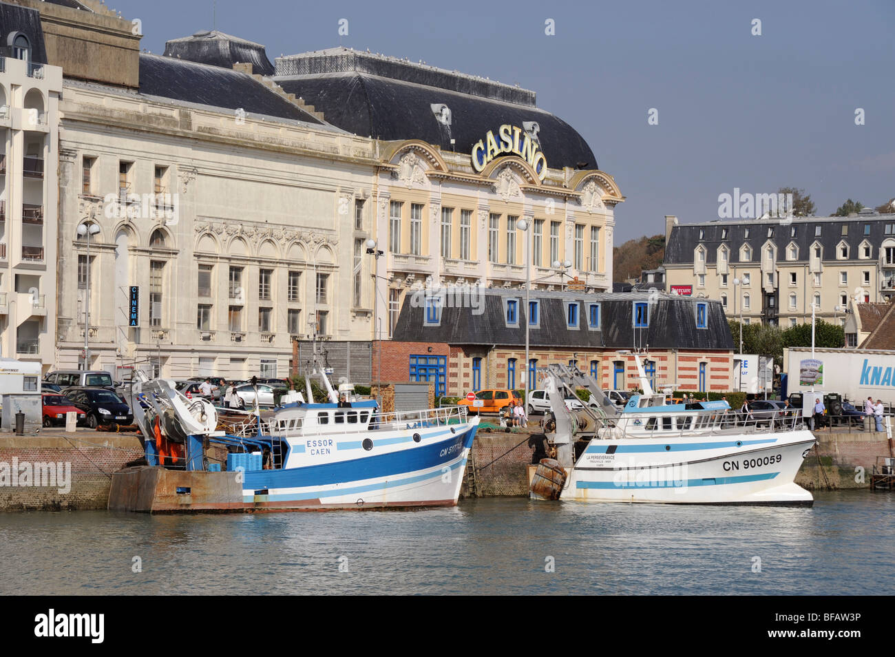 Trouville Casino und Hafen, Calvados, Normandie, Frankreich Stockfoto
