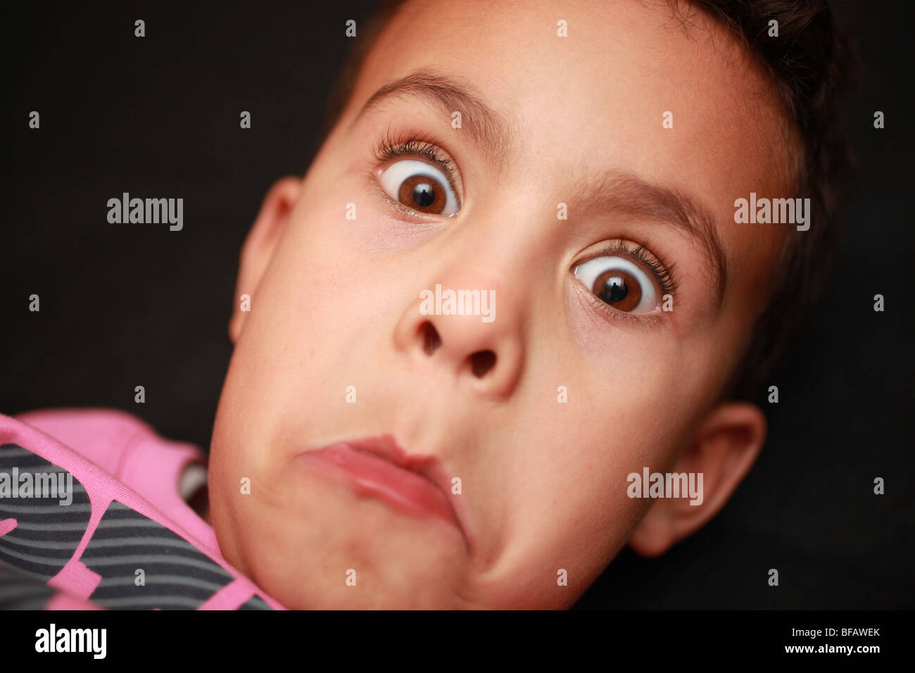 Freche 5 jährigen Jungen Stockfoto