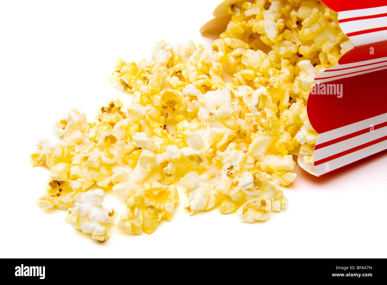 Verschüttetes Popcorn Container isoliert auf weißem Hintergrund. Stockfoto