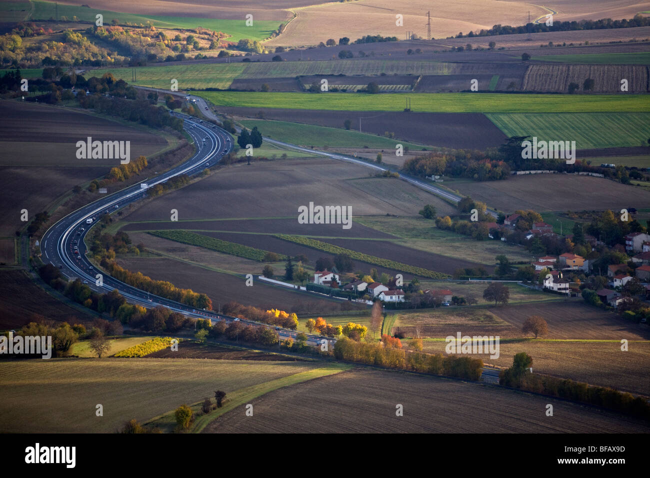 Der "Meridian" M75, überqueren die Limagne Ebene (Frankreich). AutoRoute A75 (la Méridienne) traversant la Plaine de Limagne (Frankreich). Stockfoto