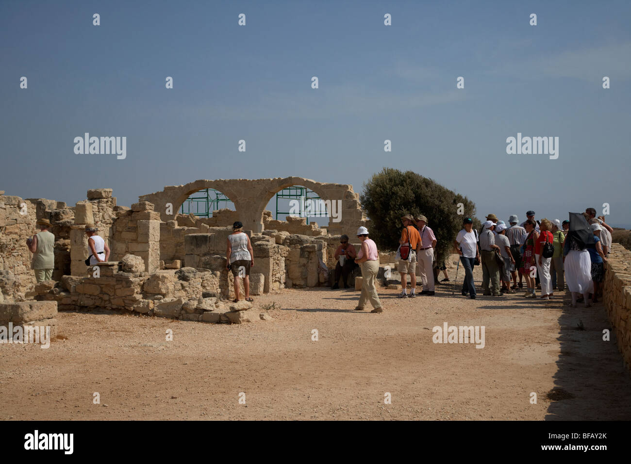 Touristen, die Touren rund um das römische Agora-Forum am archäologischen Kourion Website Republik Zypern Europa Stockfoto