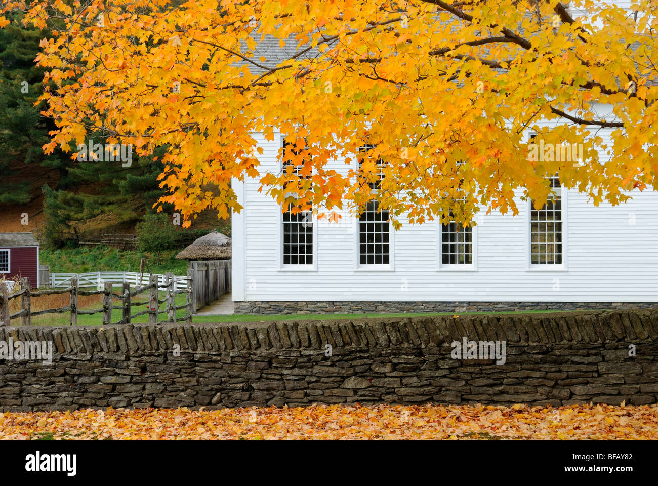 Herbstfarben im Bauern Museum in Cooperstown, New York. Stockfoto
