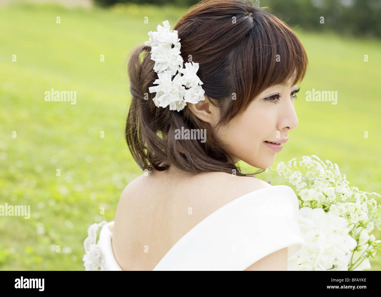 Braut hält einen Blumenstrauß Stockfoto