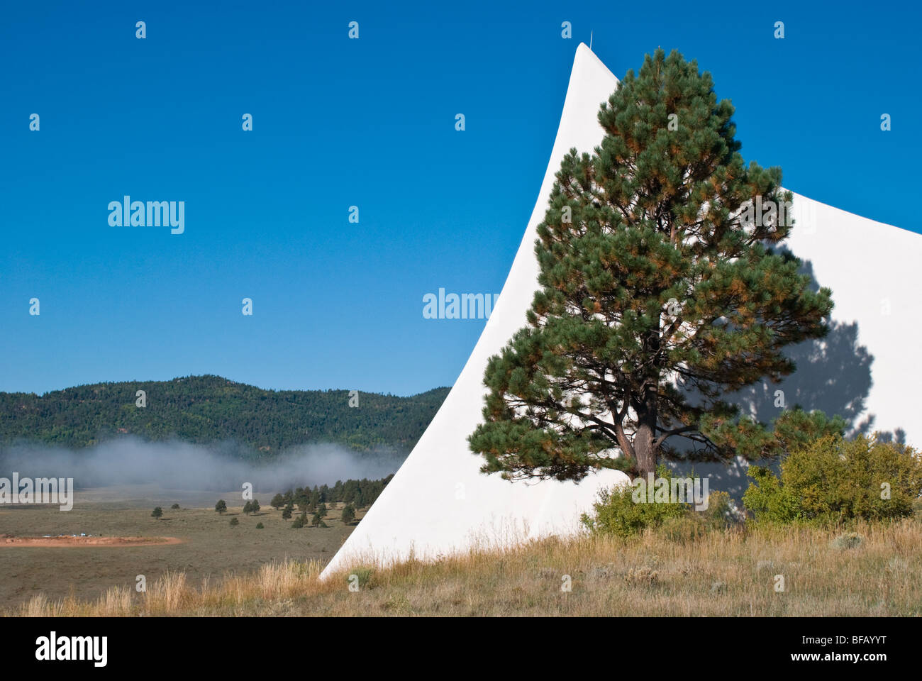 Ein friedliche Nebel löst sich allmählich in der Nähe von Vietnam-Veteranen National Memorial in Angel Fire, New-Mexico-USA. Stockfoto
