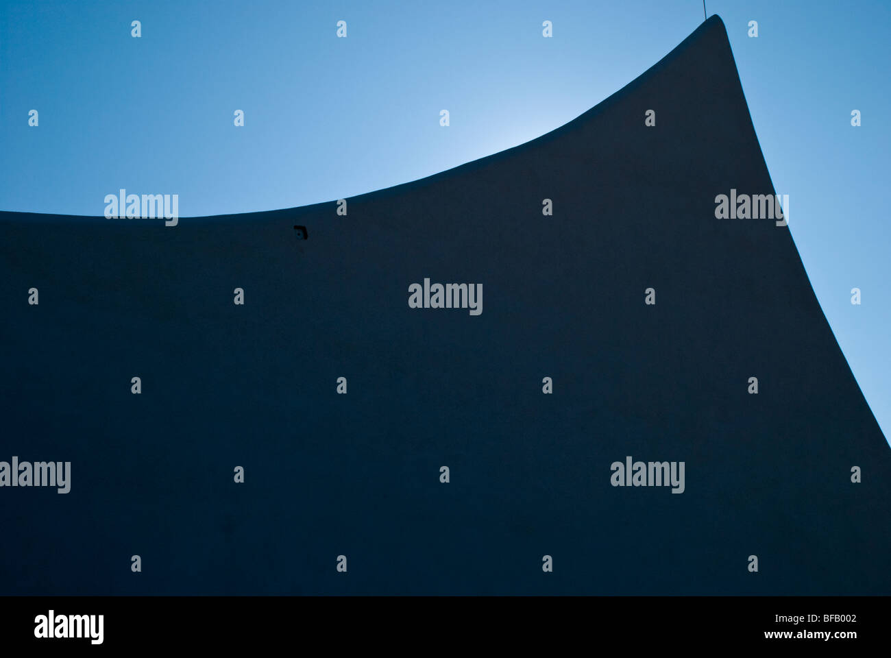 Die dunkle Silhouette des Vietnam Veterans National Memorial in Angel Fire, New Mexico ist eigentlich eine schöne weiße Struktur. Stockfoto