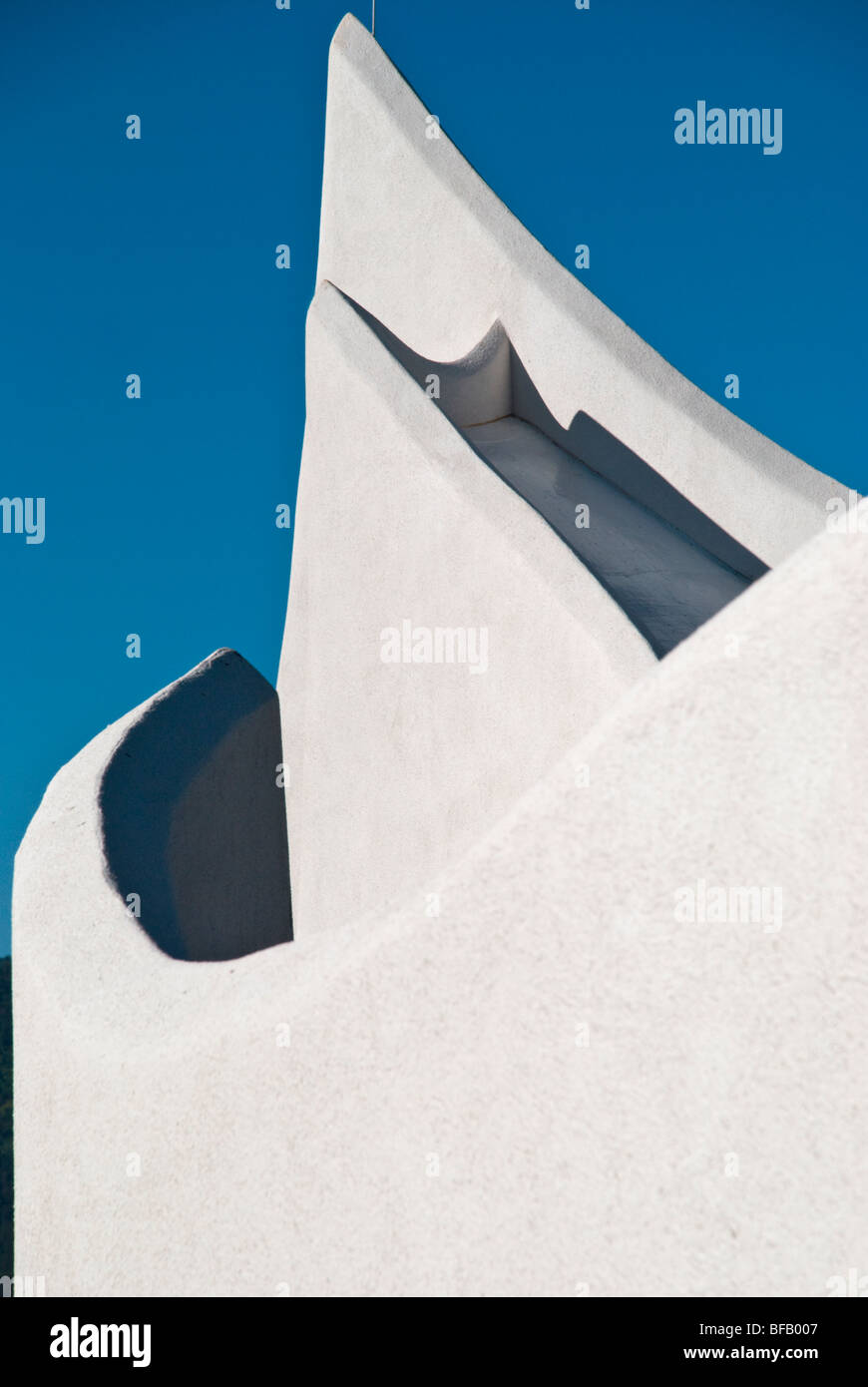Die geschwungene weiße Struktur des Vietnam Veterans nationalen Denkmals beleuchtet den reinen blauen Himmel in Angel Fire, New Mexico. Stockfoto