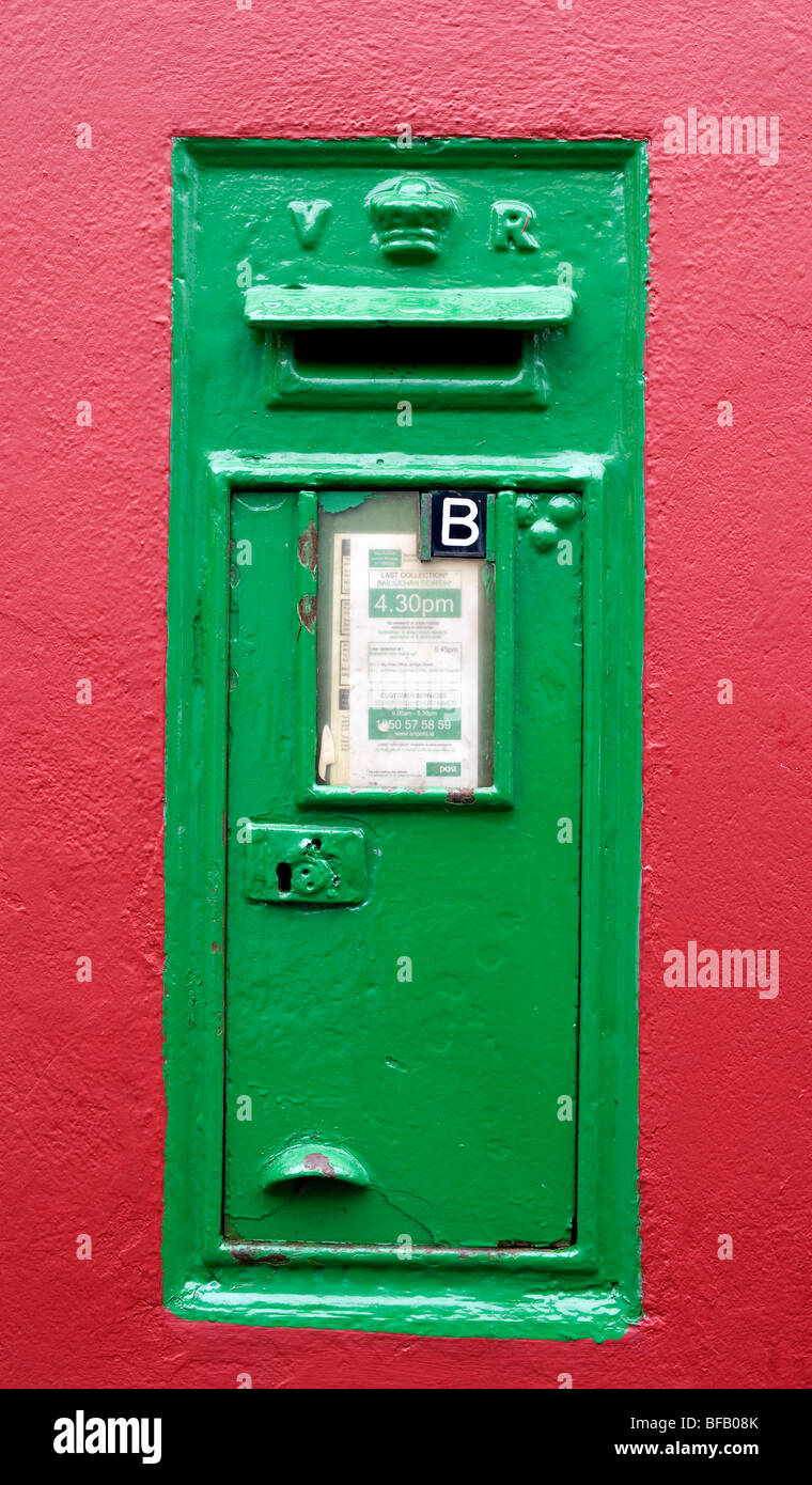 Grüne viktorianischen Post Box Set in Wand, südlichen Irland, Eire. Stockfoto