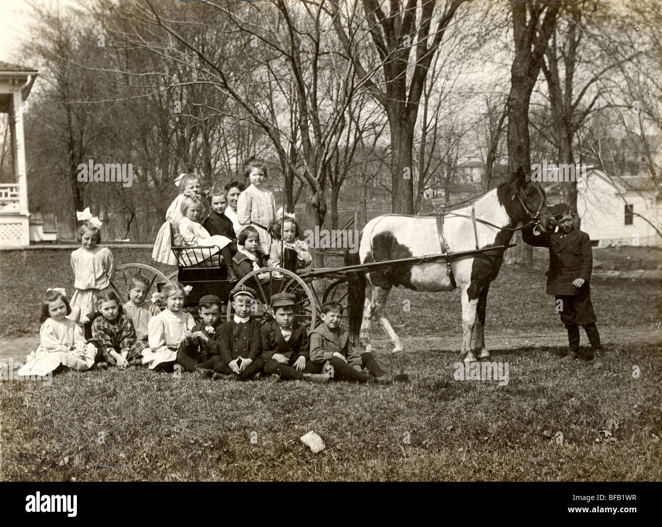 Sechzehn Kinder & Mutter auf Geburtstagsparty Stockfoto