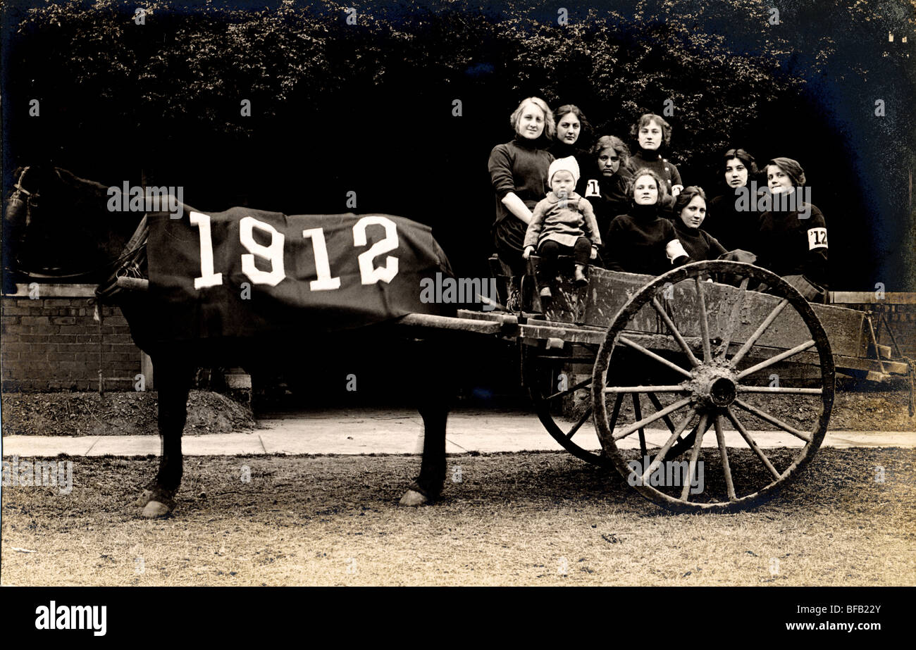 Acht Mädchen in der Klasse von 1912 Pferd gezogenen Wagen Stockfoto