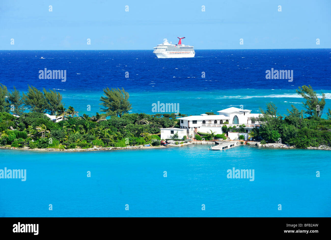 Kreuzfahrtschiff (Promi) nähert sich Nassau Bahamas Stockfoto