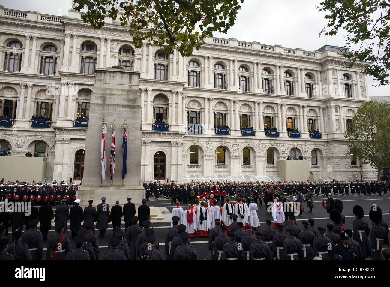 HM führt die Königin die Mitglieder der königlichen Familie in eine Kranzniederlegung Zeremonie und zwei Minuten Stille am Cenotaph in London Stockfoto