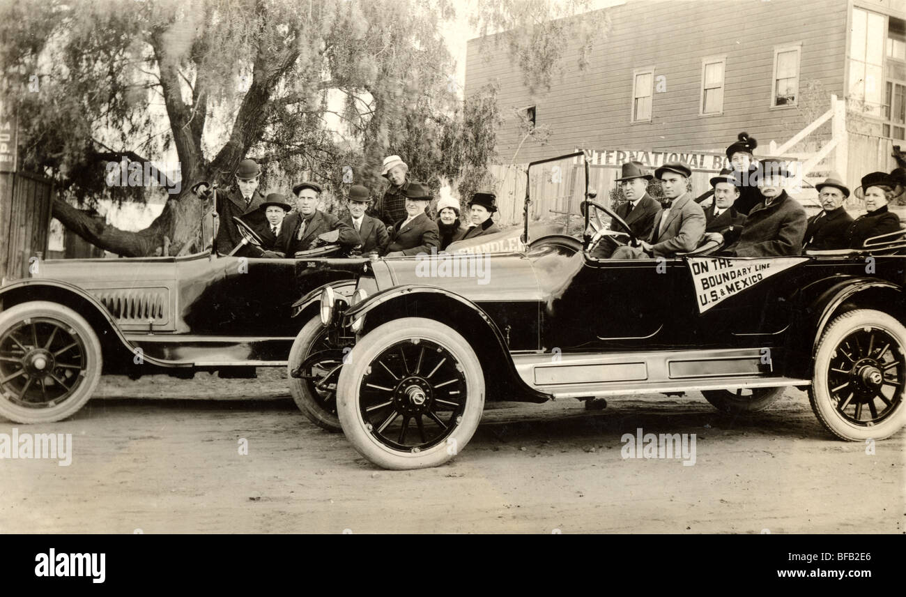 Touristen in Autos an mexikanischen Grenze Stockfoto