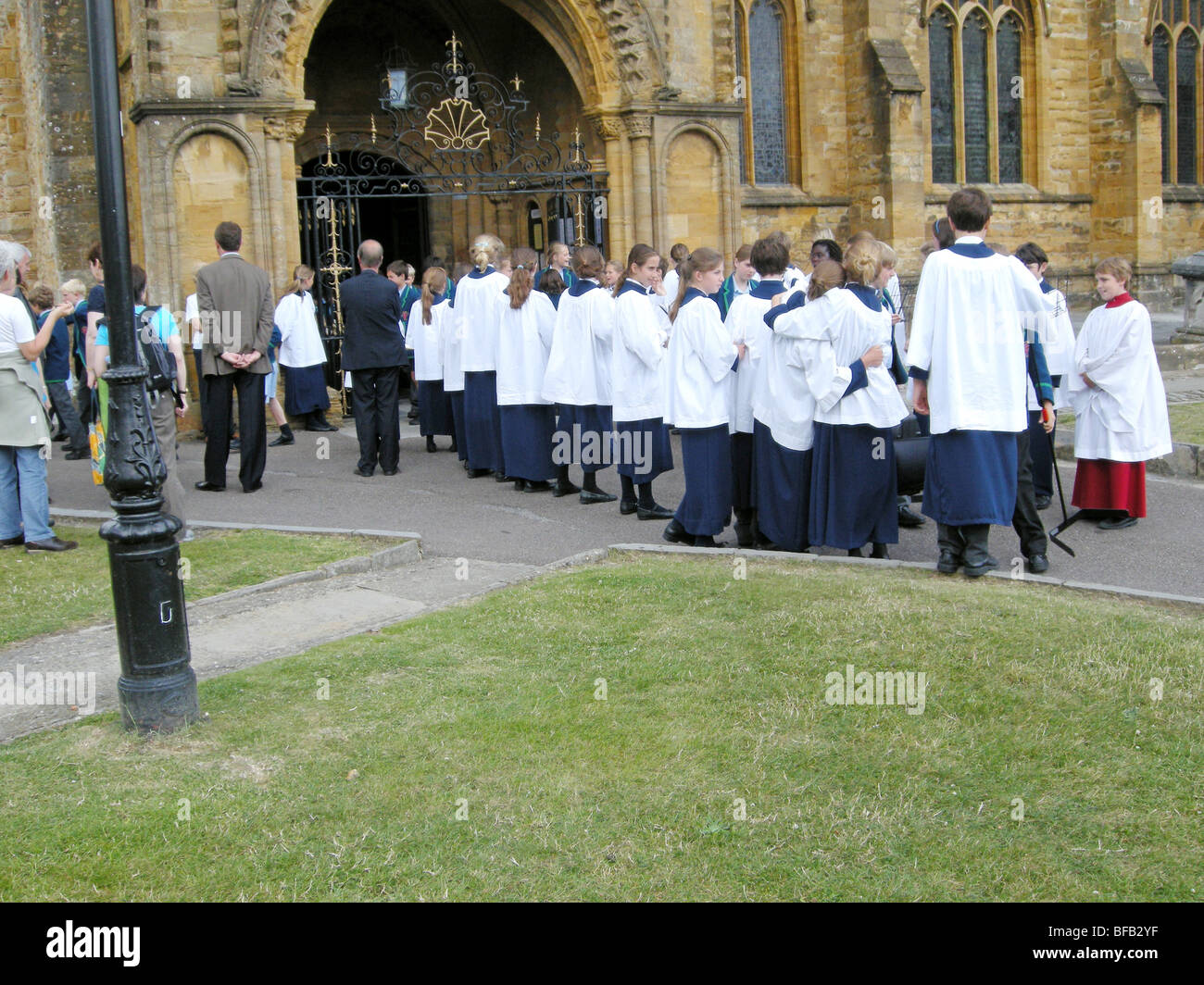 Chor-Jungen und Mädchen in ihren Gewändern in Sherborne Abtei Dorset Stockfoto