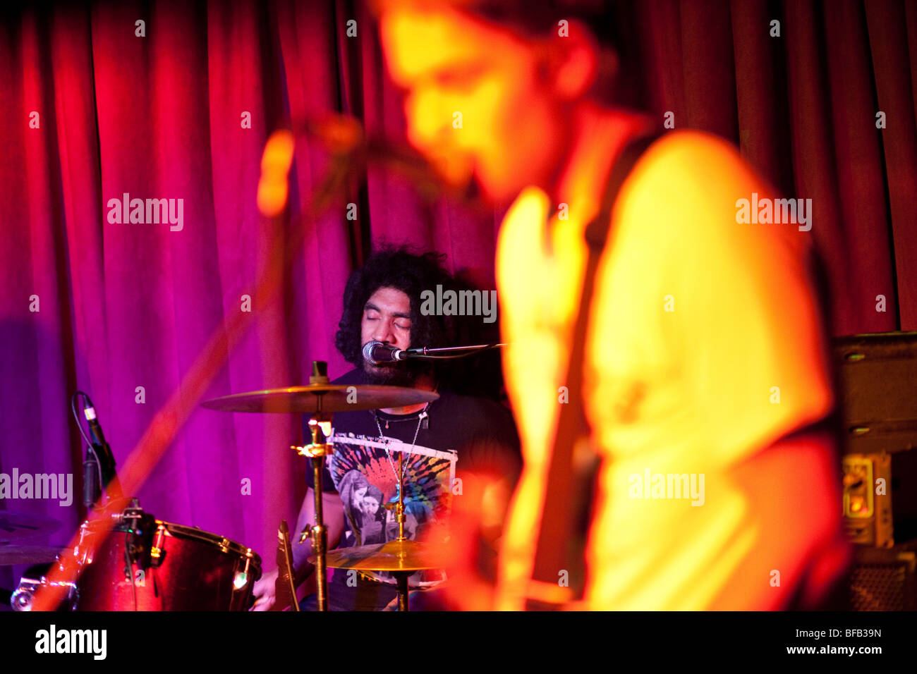 Fait Accompli (Herr Ray, Herr Doran und Herr Killer) führen an der Beach Road Hotel am Bondi Beach am 30. September 2009. Stockfoto