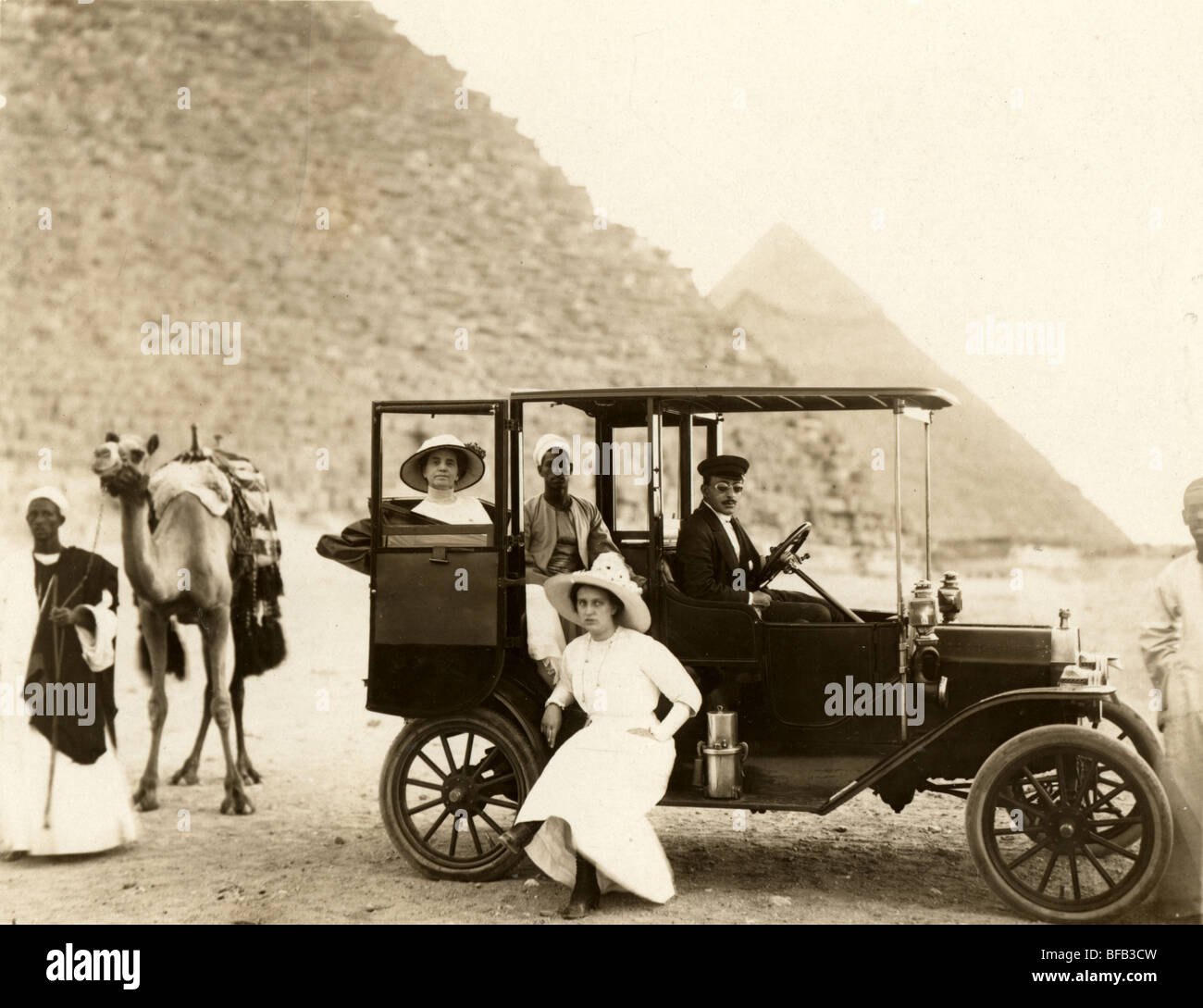 Wohlhabende Touristen auf große Pyramide von Gizeh Stockfoto