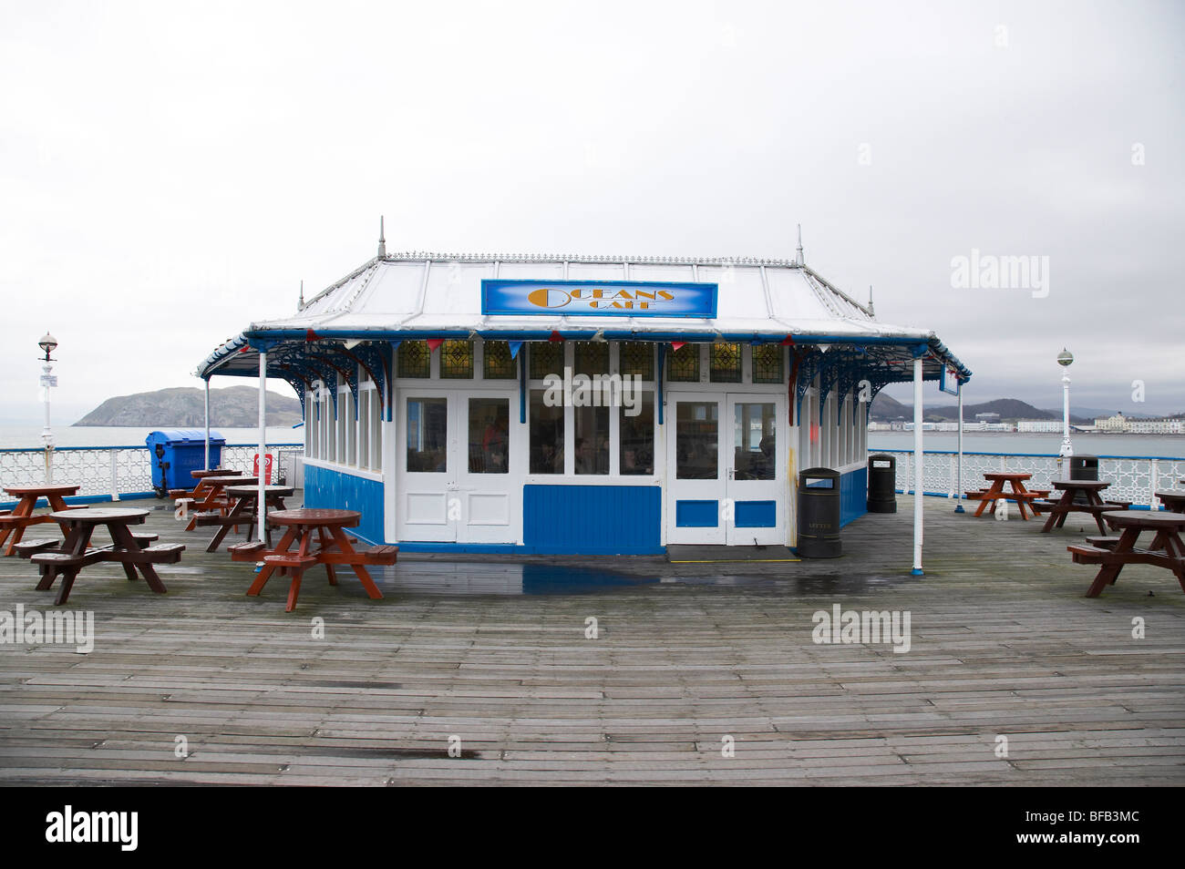 Ozeane-Café am Pier in Llandudno North Wales UK Stockfoto