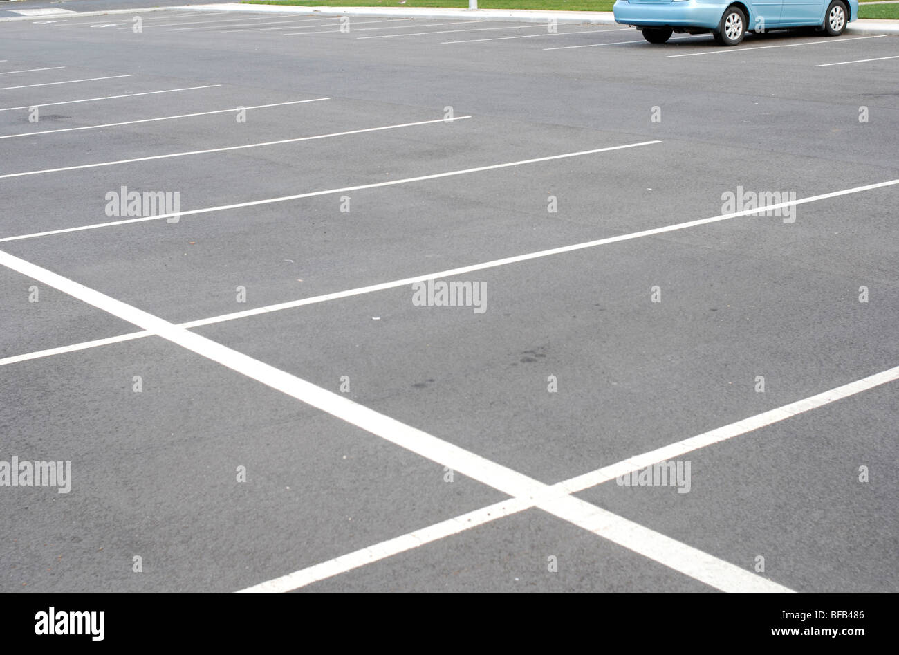 Einsame Auto auf leeren Parkplatz. Stockfoto