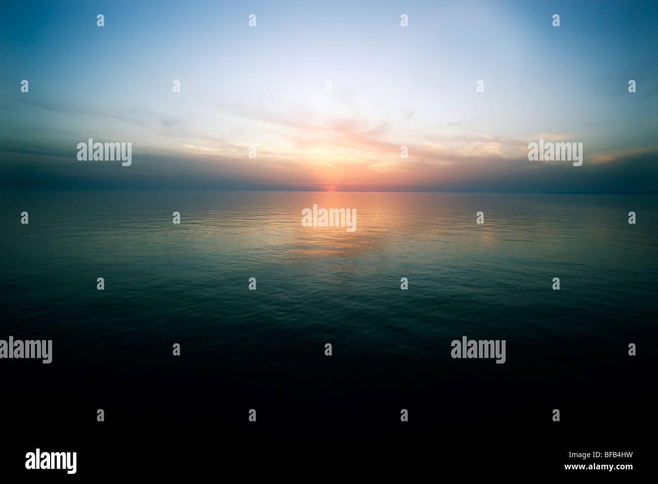 Beruhigende Aussicht auf das Adriatische Meer bei Sonnenuntergang, Kroatien Stockfoto
