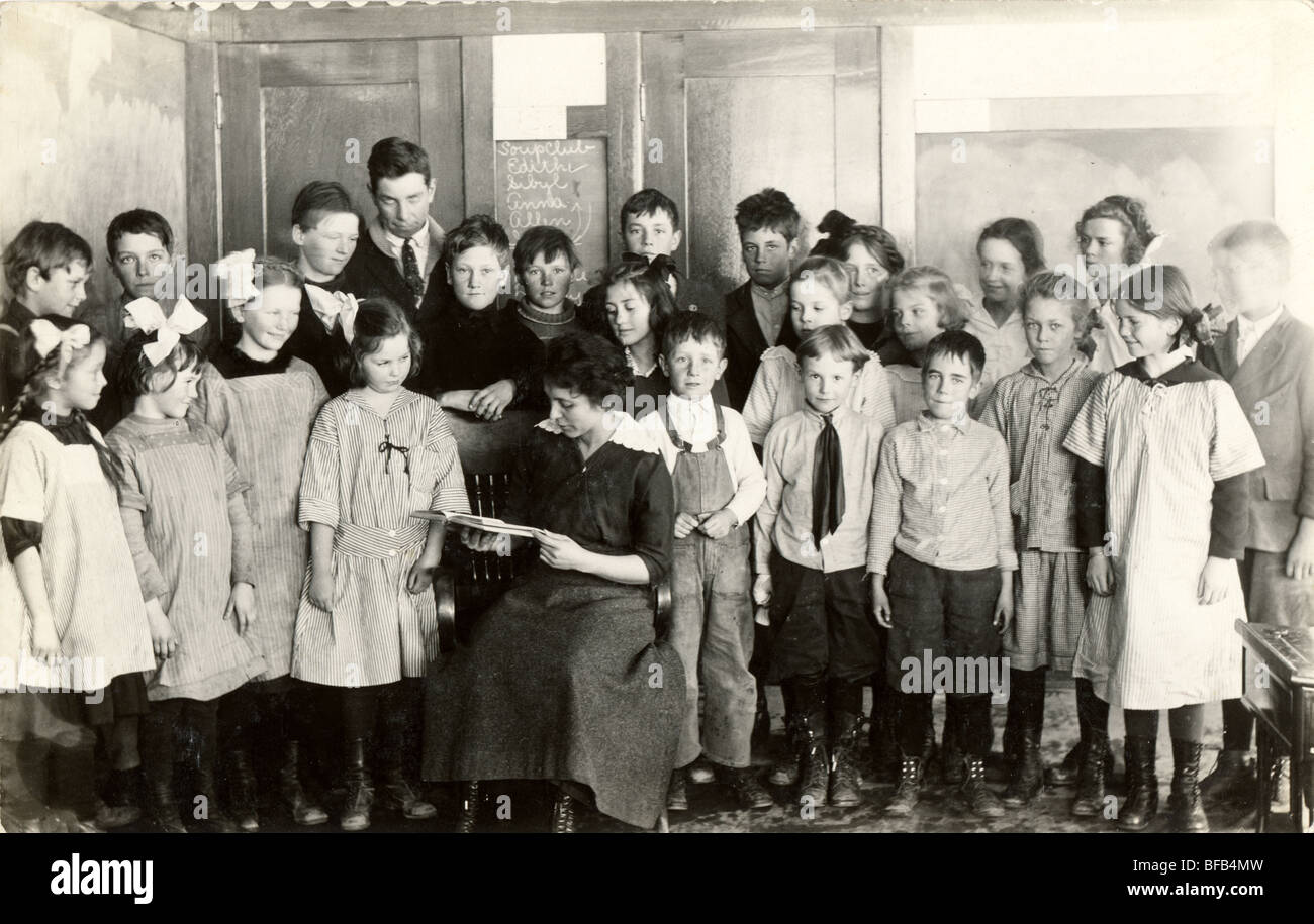 Grundschullehrerin, umgeben von Klasse Stockfoto