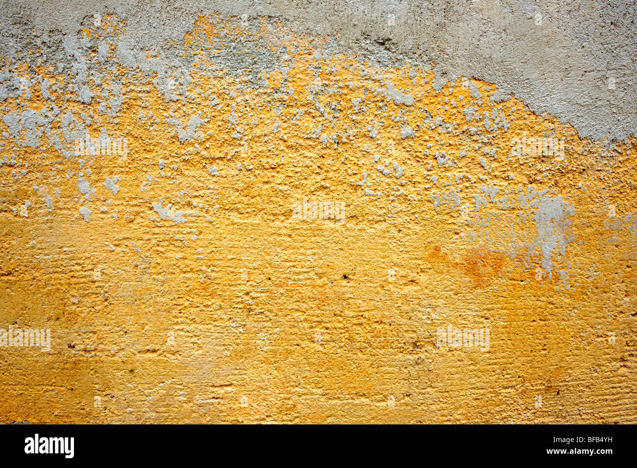 Orange gelb lackierte Platerwand mit alternder Farbfläche, rustikale Textur Stockfoto