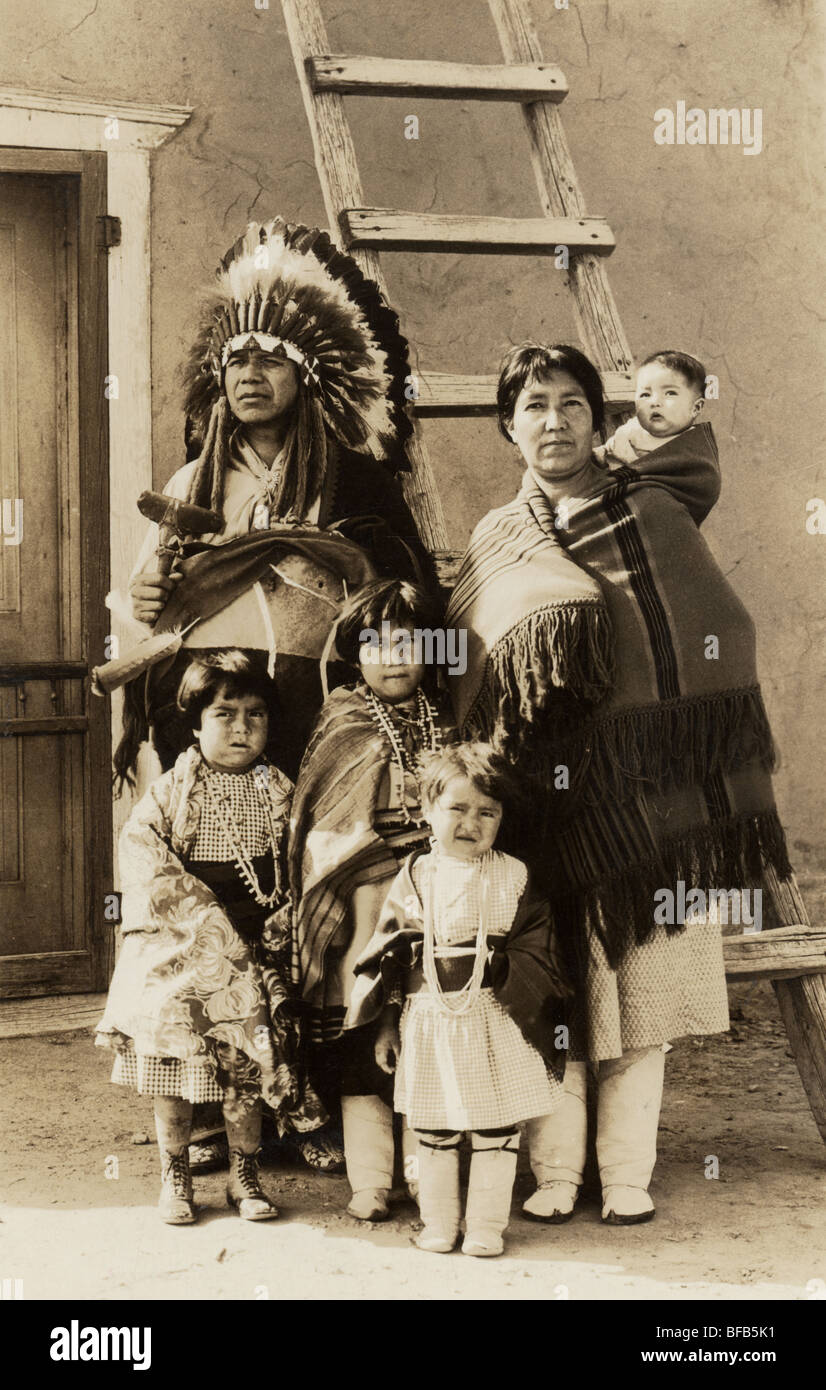 Native American Indian Familie mit vier Kindern Stockfoto