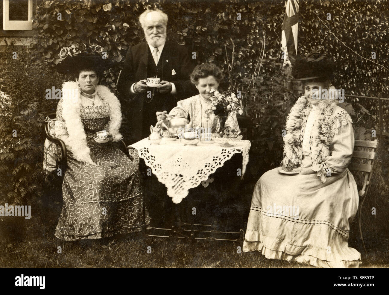 Älteren englischen Familie mit Tee im Garten Stockfoto
