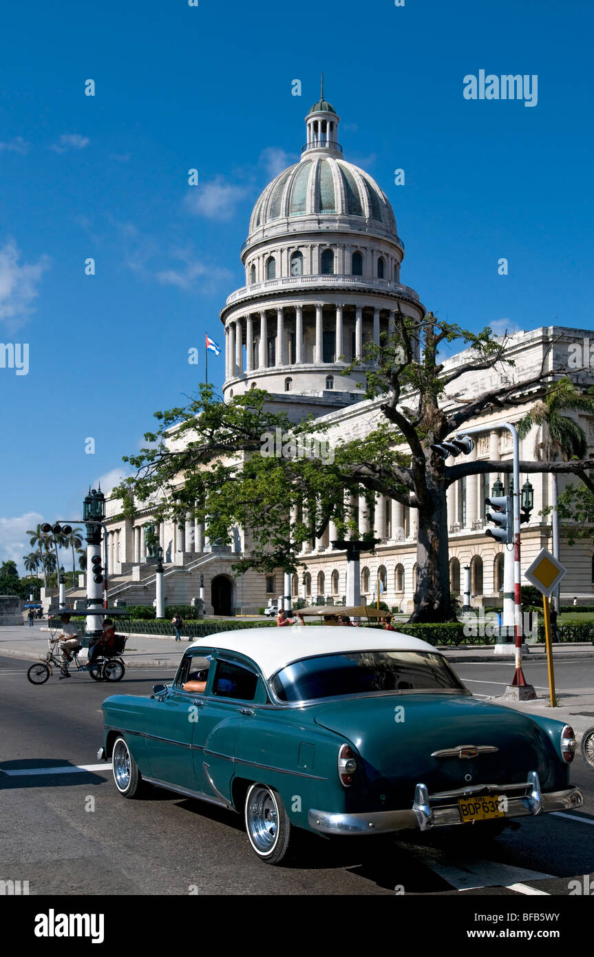 1950er Jahren amerikanische Auto vor National Capitol Building oder El Capitolio, Havanna, Kuba Stockfoto
