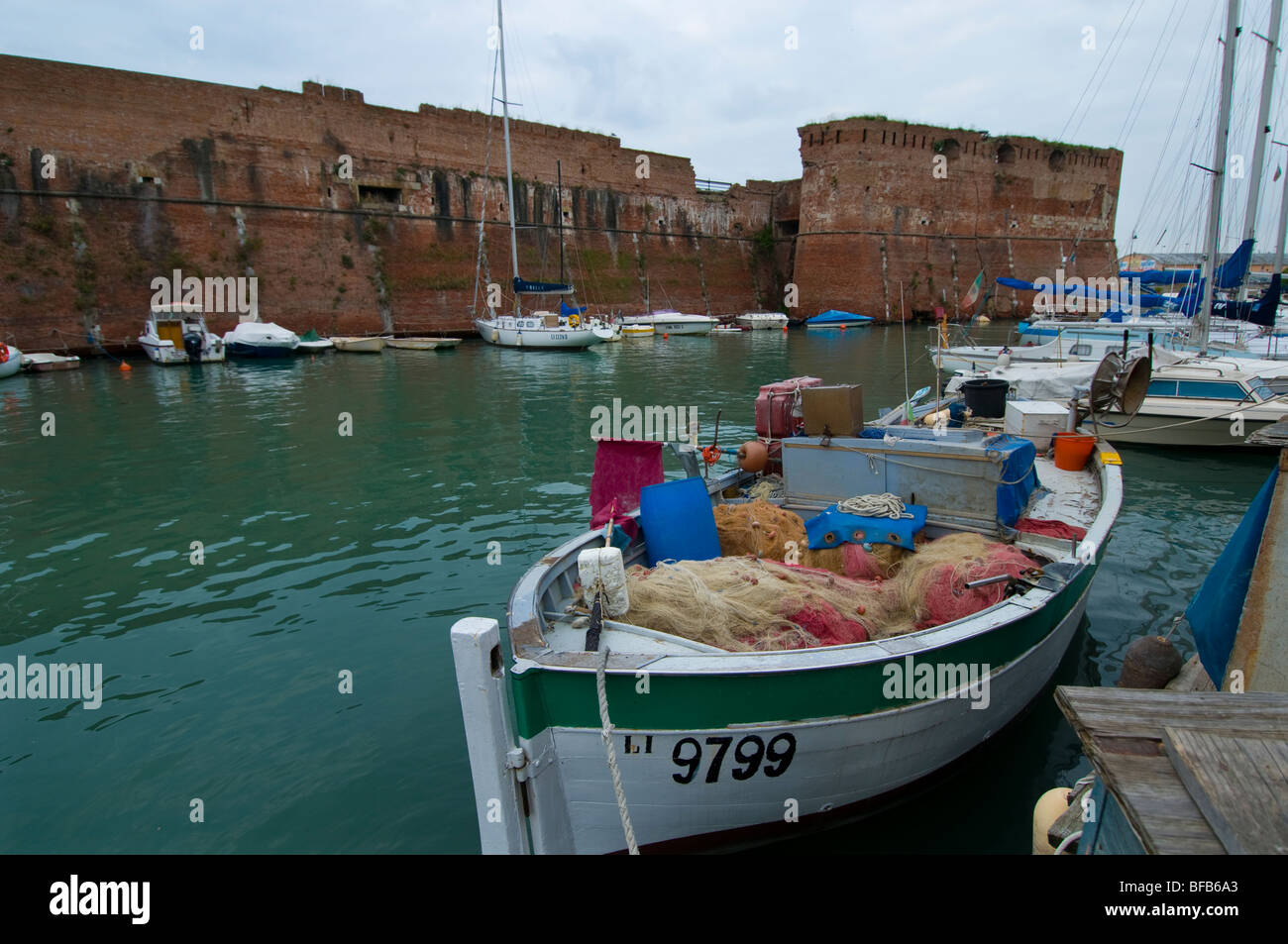 Fischerboot in der alten Festung Livorno Italien. Es ist das wichtigste Wahrzeichen der Stadt Stockfoto