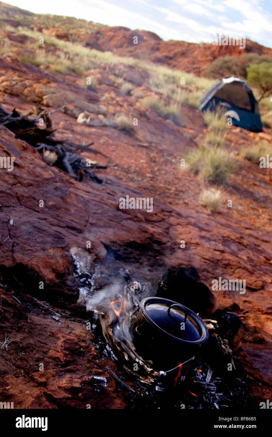 Bush camping und Kochen mit einem Billy kann, Australien Stockfoto