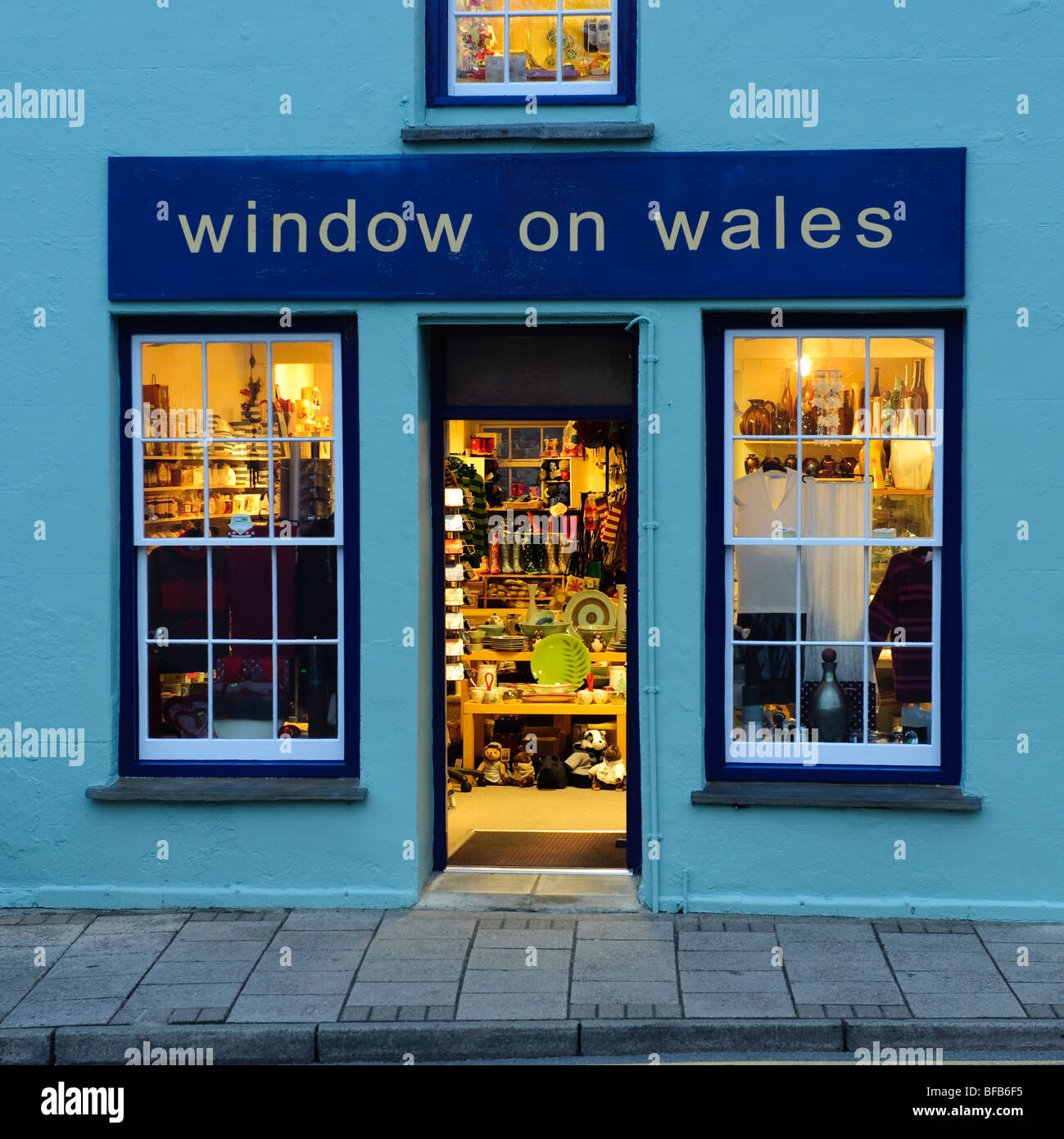 Fenster auf Wales Kunst und Kunsthandwerk Galerie und Shop in St Davids Stadt, Pembrokeshire wales UK, am frühen Abend Stockfoto