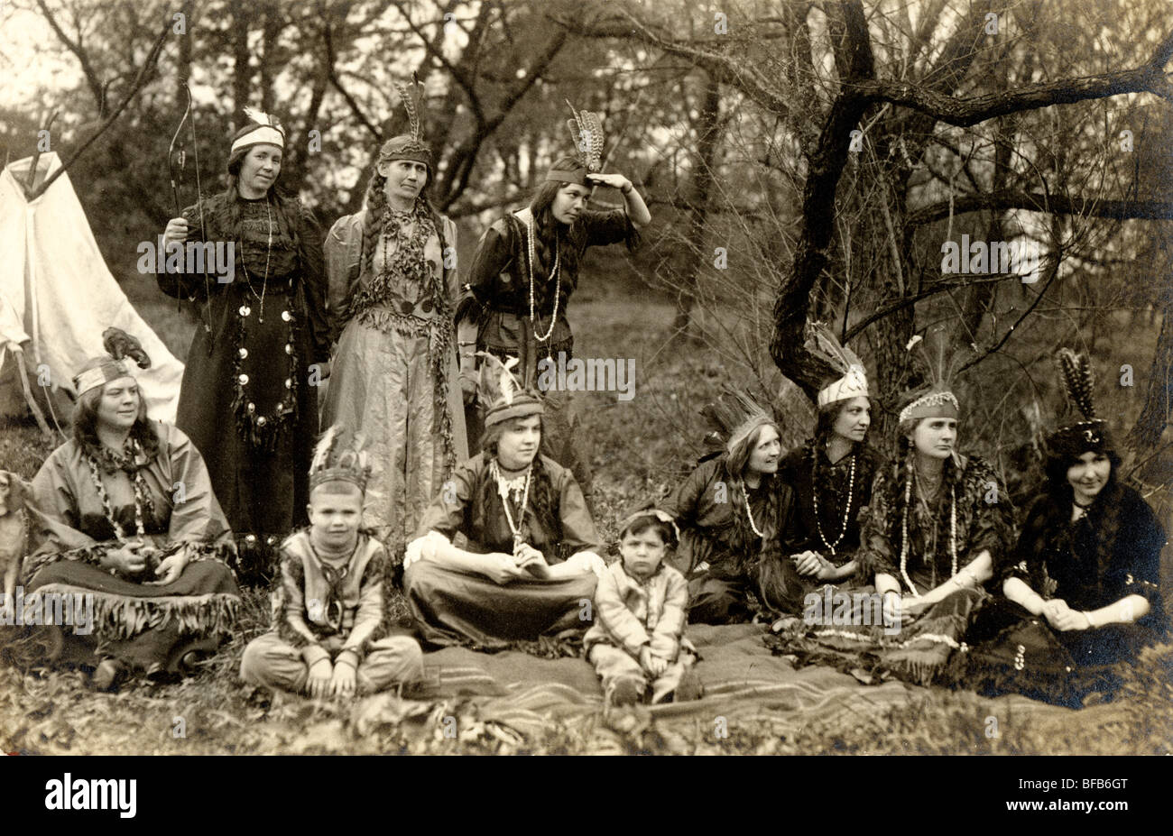 Frau & Kinder Mitglieder des Vereins Hiawatha Stockfoto