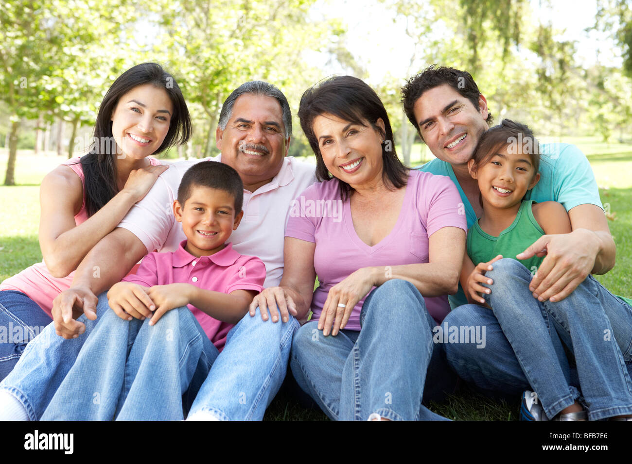 Porträt der Großfamilie-Gruppe im Park Stockfoto