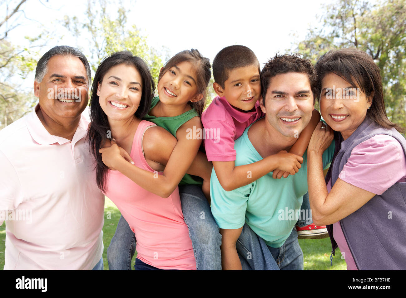 Großfamilie Gruppe im Park Stockfoto