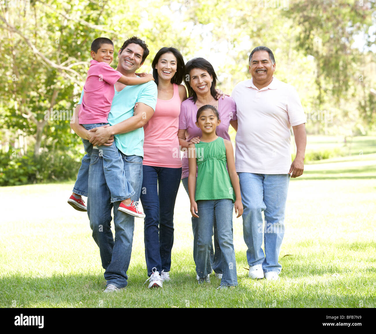 Großfamilie Gruppe Wandern im Park Stockfoto
