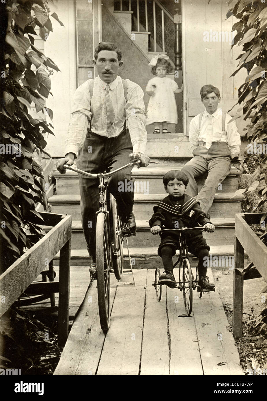Vater & Sohn parallel auf Fahrrädern Stockfoto