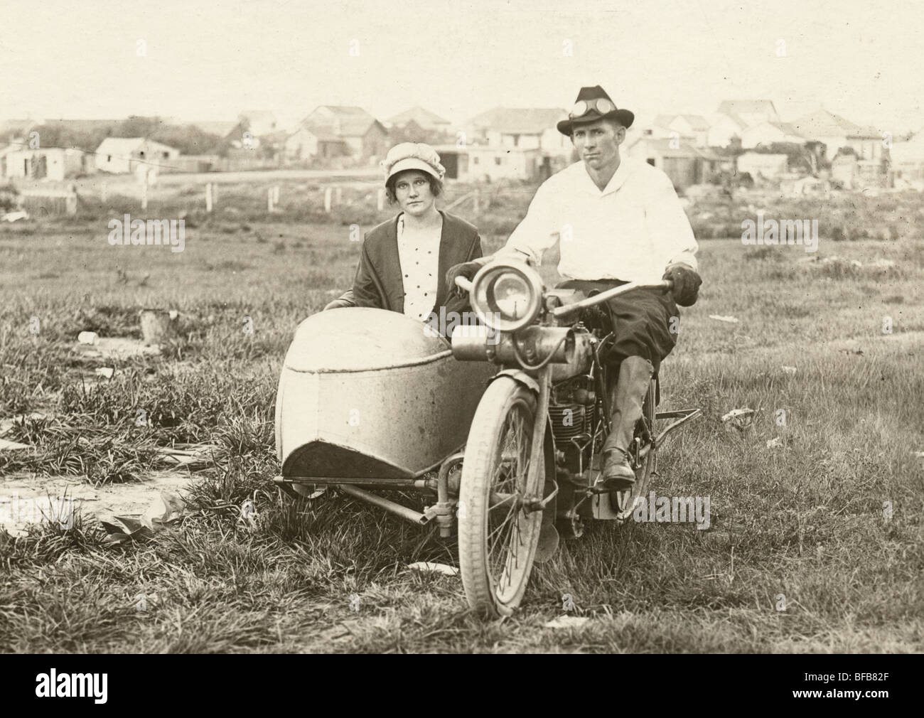 Hübsche Pete & Tommie auf Motorrad & Beiwagen Stockfoto