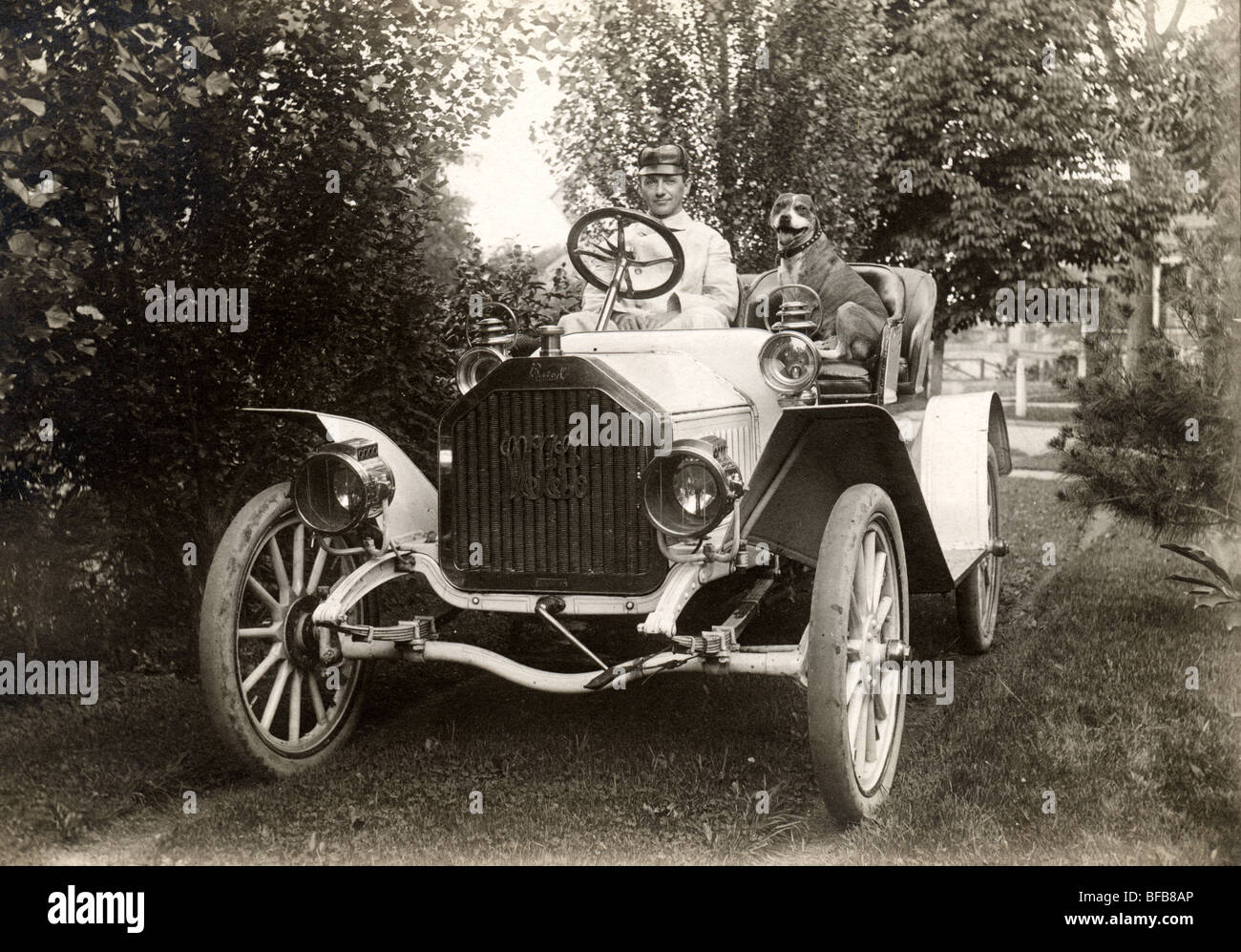 Mann & Hund fahren Buick Roadster Stockfoto