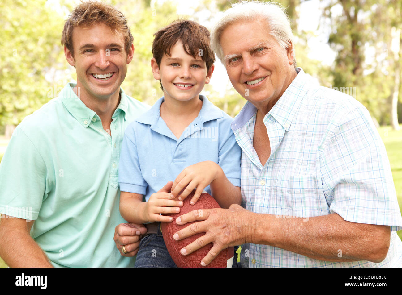 Großvater, Vater und Sohn zusammen spielen American Football Stockfoto