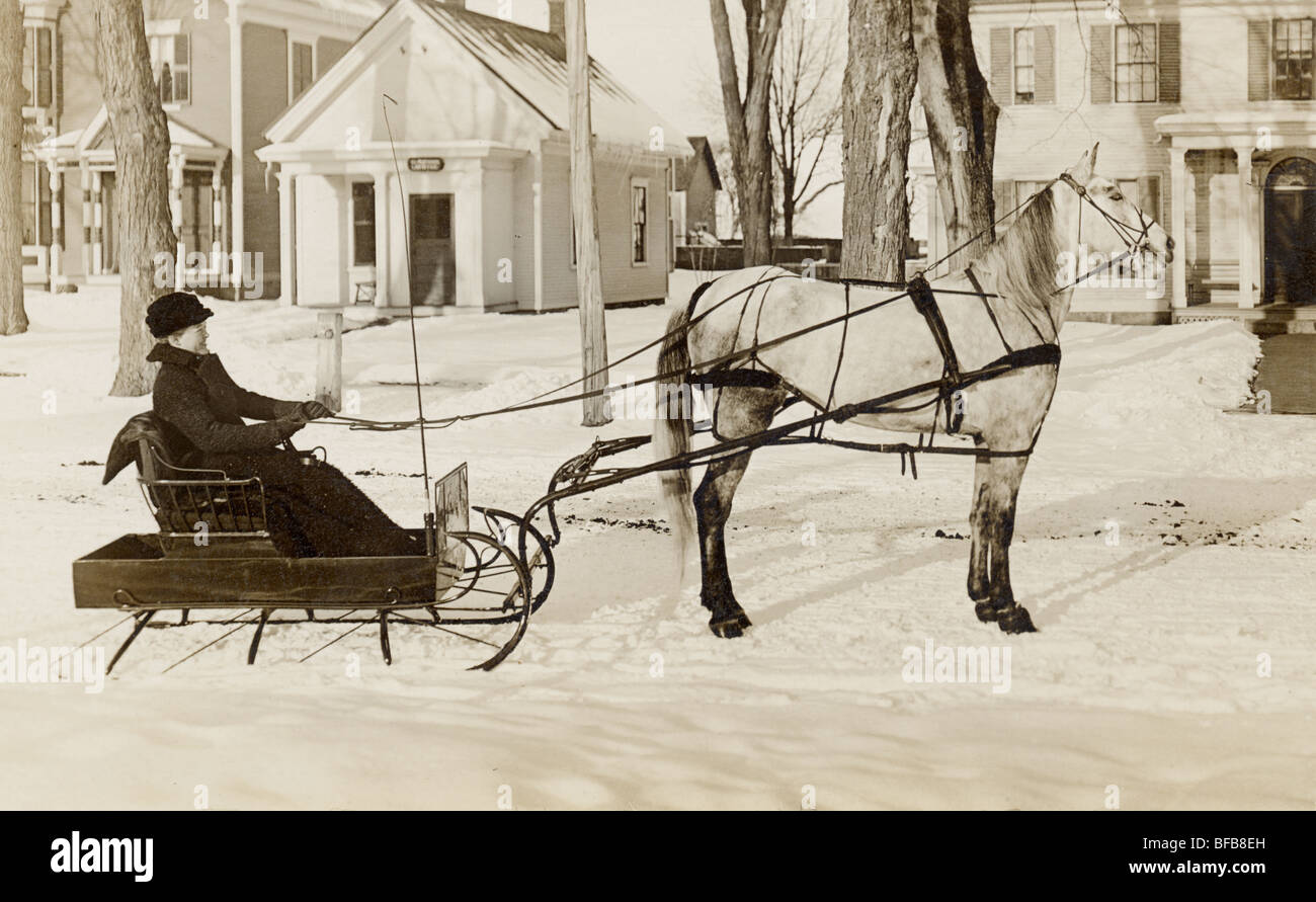 Autofahrerin Pferd gezogenen Schlitten auf Schnee bedeckten Straße Stockfoto