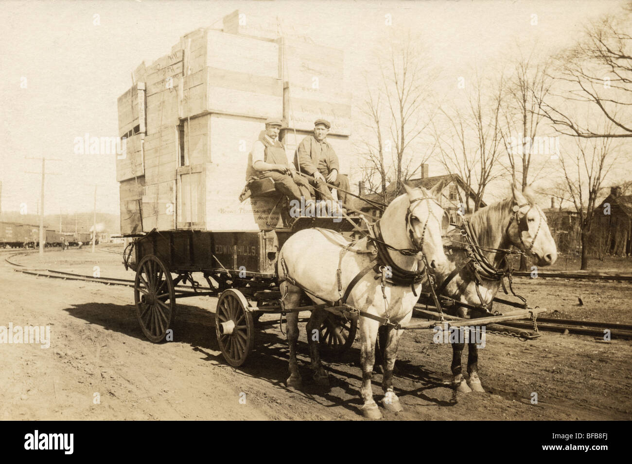 Männer fahren überlastet Pferden gezogene Delivery Wagon Stockfoto