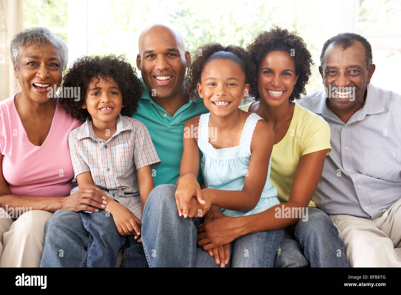 Großfamilie auf Sofa zu Hause gemeinsam entspannen Stockfoto