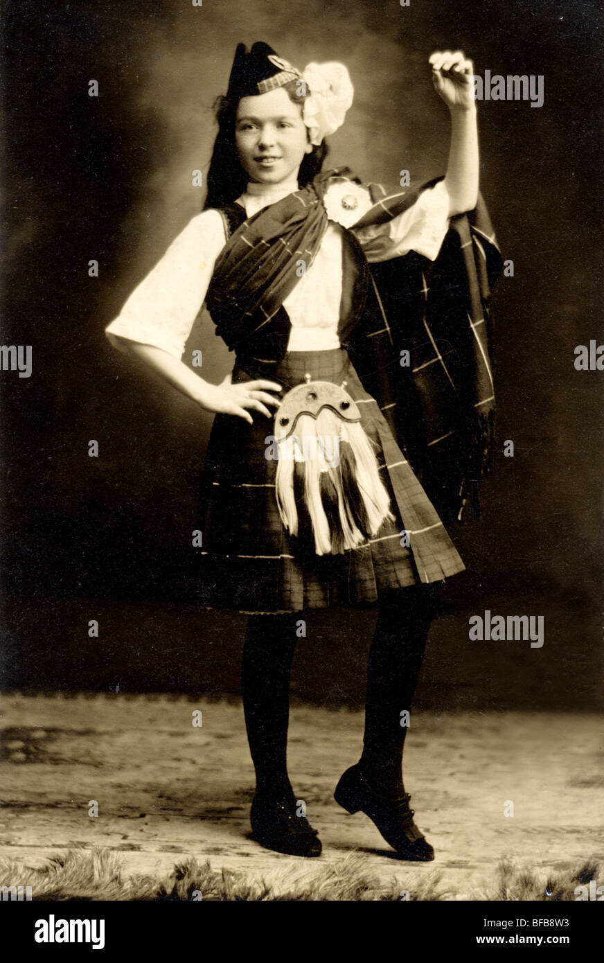 Kleines Mädchen im schottischen Kilt Kostüm Stockfoto