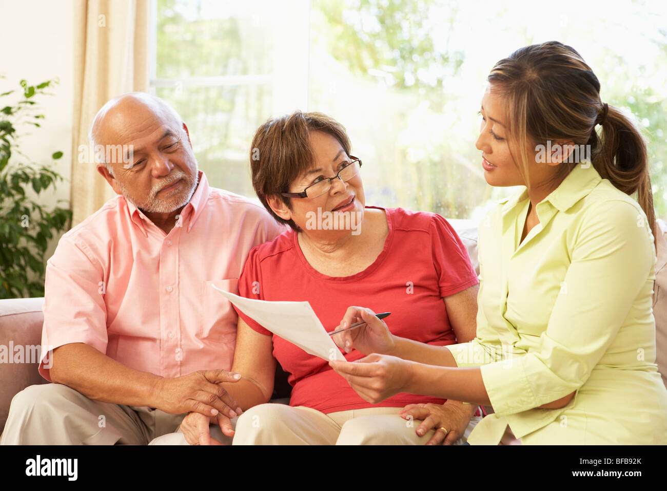 Älteres Paar im Gespräch mit Finanzberater zu Hause Stockfoto
