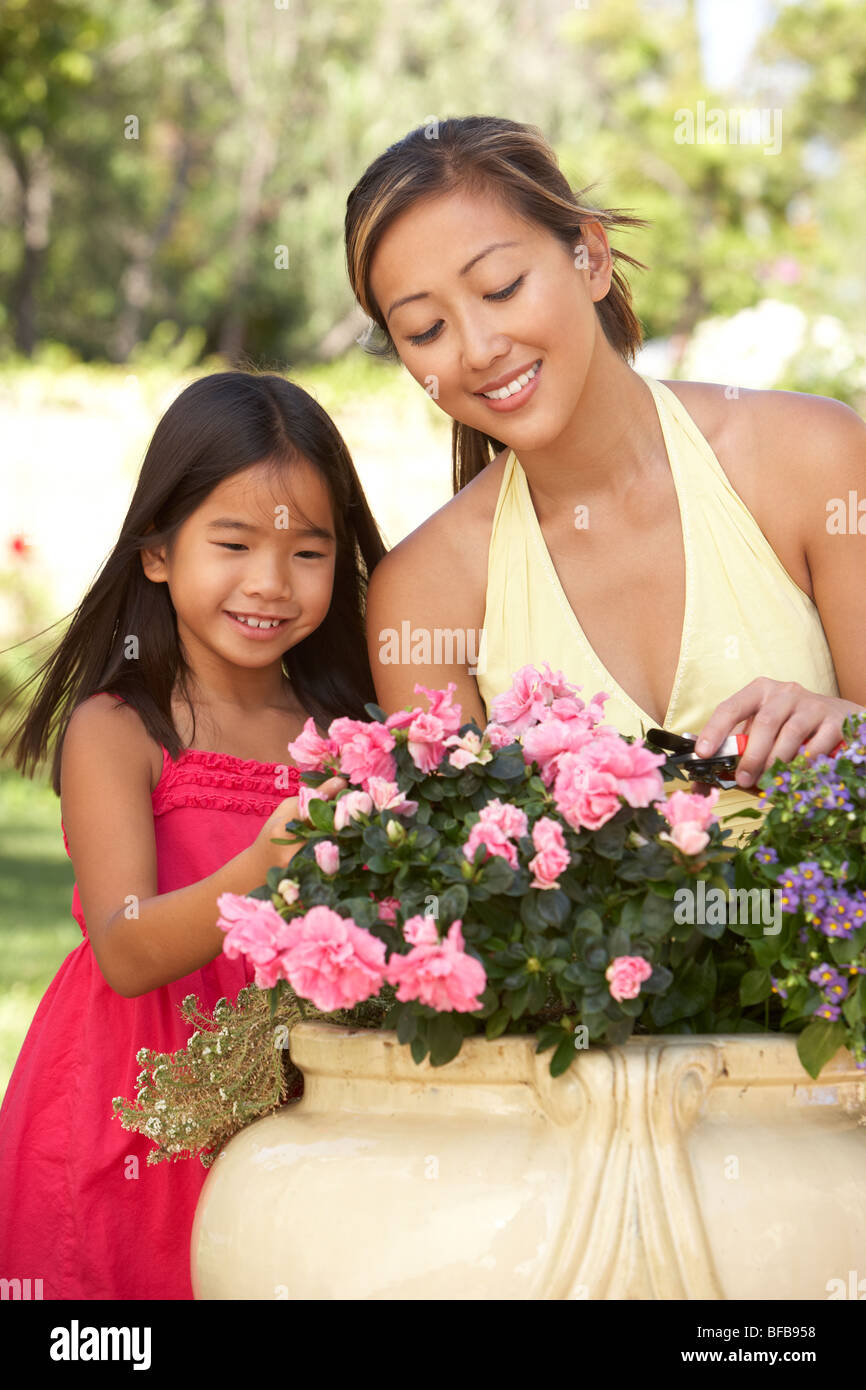 Mutter und Tochter zusammen im Garten Stockfoto